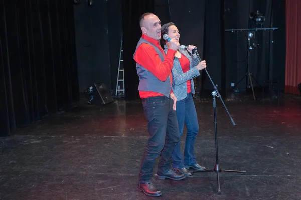Duo cantando no palco — Fotografia de Stock