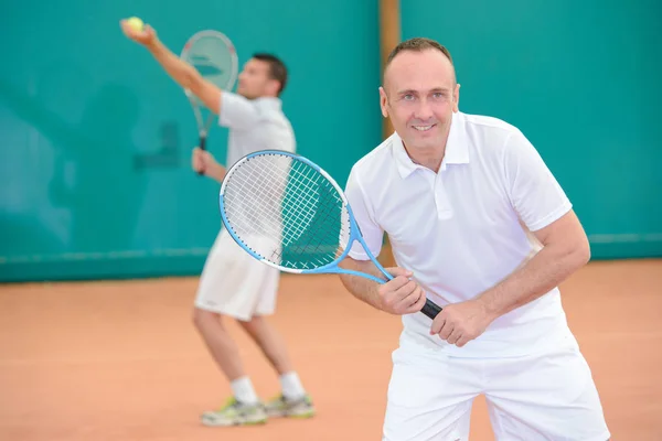 Erkekler kelepçelememz Tenis ikili — Stok fotoğraf