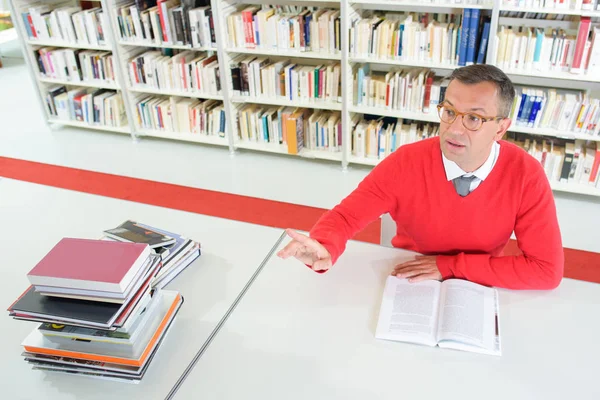 Pesquisador ocupado na biblioteca — Fotografia de Stock