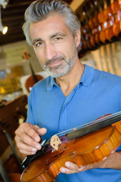 Homem segurando violino e homem — Fotografia de Stock