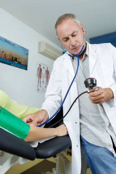 Médecin se concentrant sur le manomètre de pression artérielle — Photo