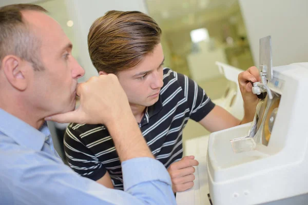 Augenarzt mit Patient und Augenheilkunde — Stockfoto