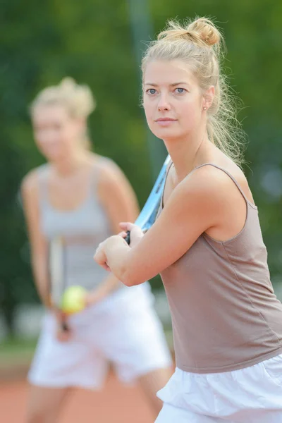 Konzentrierter Tennisspieler und Erholung — Stockfoto