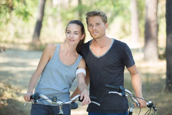 Casal em um passeio de bicicleta — Fotografia de Stock