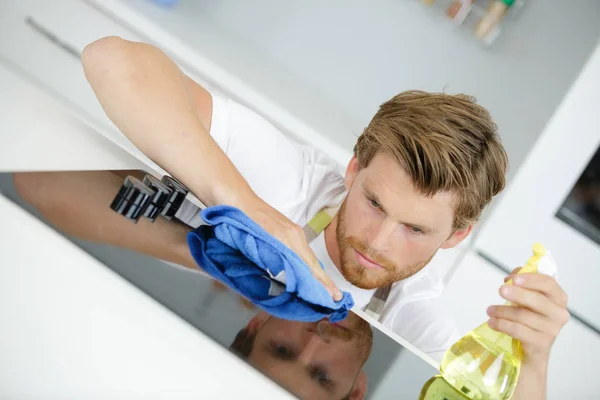 Człowiek, czyszczenie płyty kuchennej — Zdjęcie stockowe