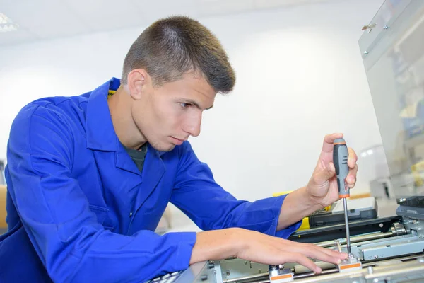 Junger Techniker repariert Büro Fotokopierer — Stockfoto