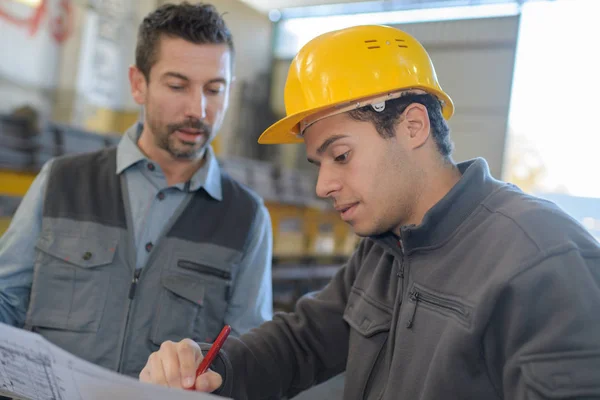 Fabrieksarbeiders een papier controle — Stockfoto