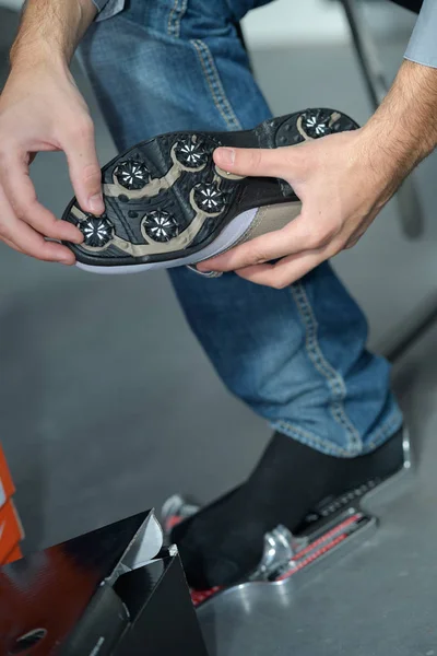 Man die een de spikes van de schoen — Stockfoto