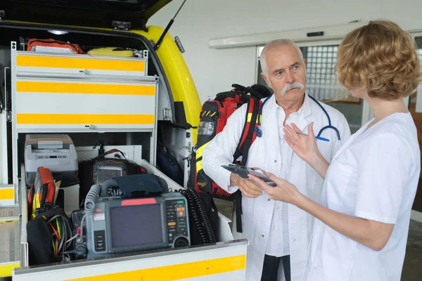 Ambulancia médicos y ambulancia —  Fotos de Stock