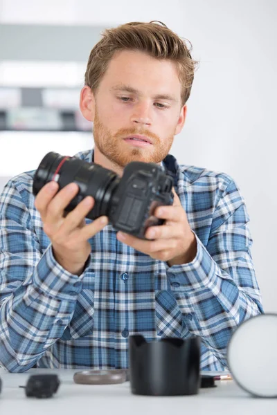 Technician fitting camera lens to body — Stock Photo, Image