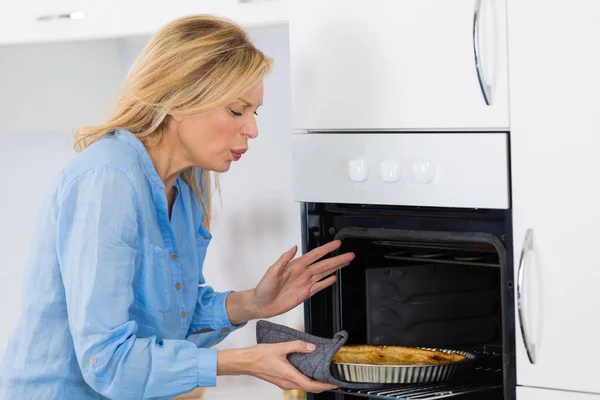 Quemadura de cocina en la mano causada por el horno de calefacción —  Fotos de Stock