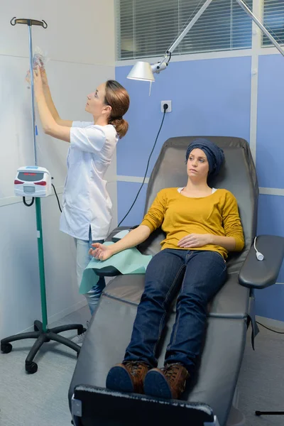 Paciente joven con cáncer en tratamiento —  Fotos de Stock