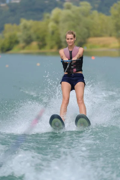 Jonge slanke vrij vrouw rijden wakeboard in een meer — Stockfoto