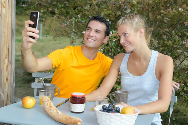 Foto de pareja joven tomando selfie en un restaurante —  Fotos de Stock