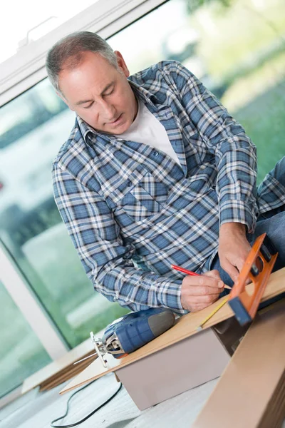 Holzplanke mit Lineal und Bleistift messen — Stockfoto