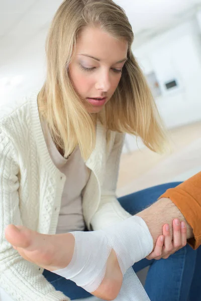 First aid procedure for sprains — Stock Photo, Image