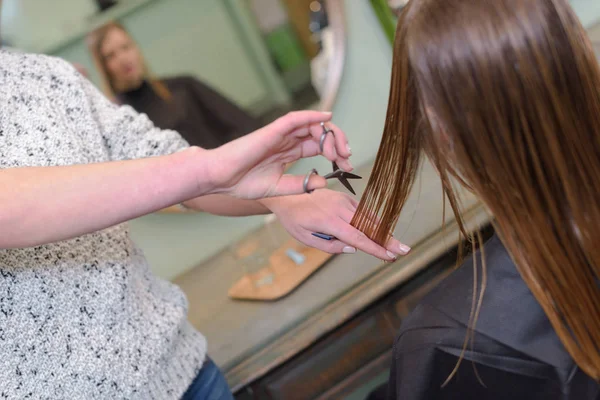 Haren knippen in een schoonheidssalon — Stockfoto