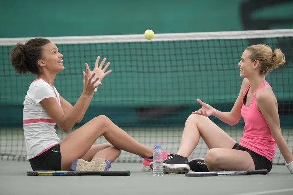 Tenis oynadıktan sonra sohbet arkadaş — Stok fotoğraf