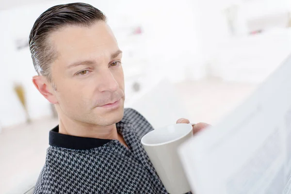 Geschäftsmann Kaffee und Computer — Stockfoto