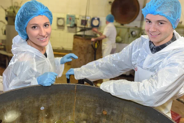 Porträt von Fabrikarbeitern stand neben Bottich — Stockfoto