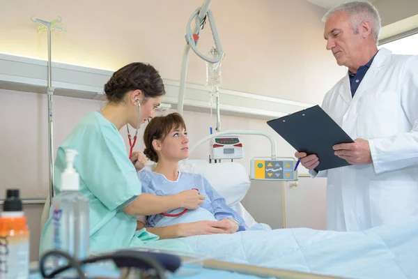 Unterstützung eines Patienten und Beratung — Stockfoto