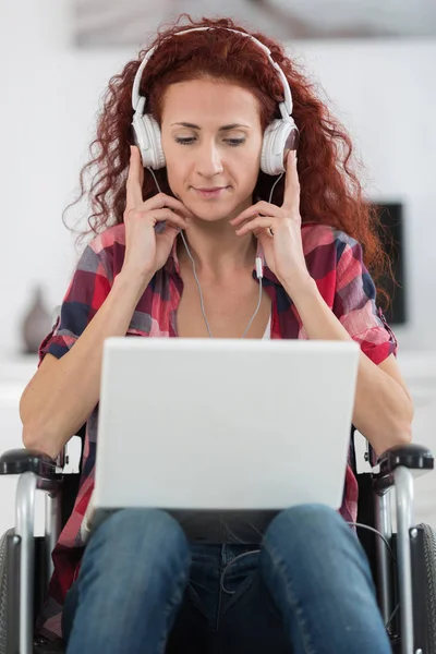 Disabled happy woman enjoying music — Stock Photo, Image