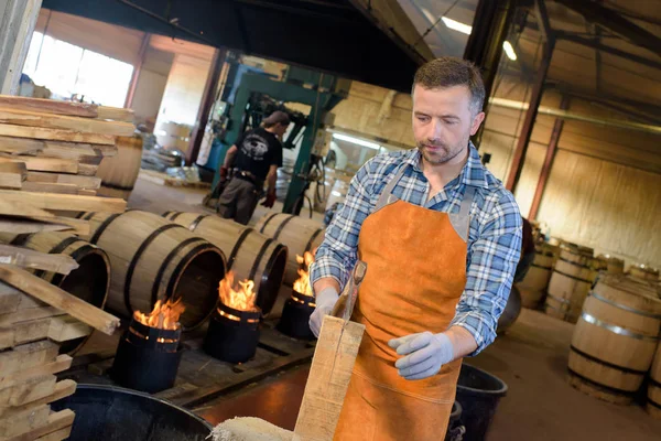 Küfer bei der Arbeit und Küfer — Stockfoto