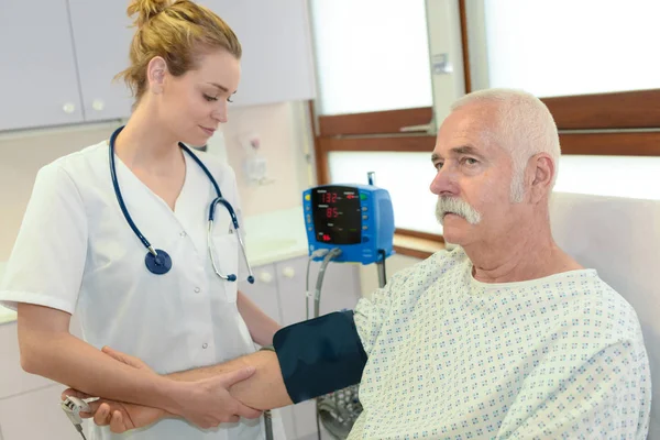 Krankenschwester bekommt Blutdruck der Patienten — Stockfoto