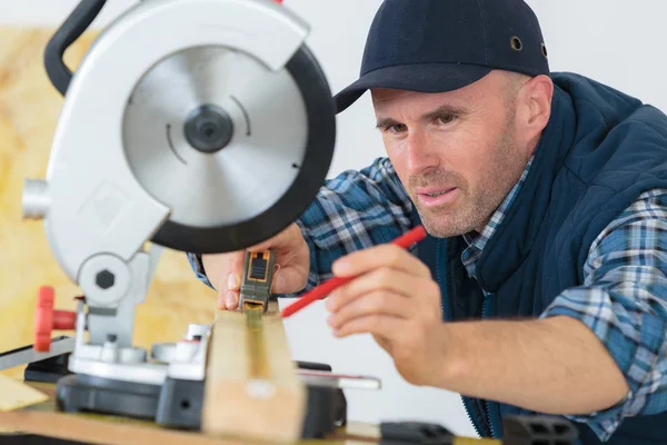 Marcatura e taglio e lavoro — Foto Stock