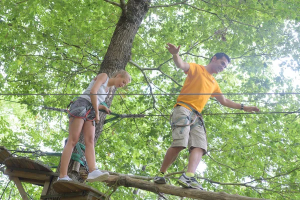 Masculino e feminino em uma aventura no topo da árvore — Fotografia de Stock