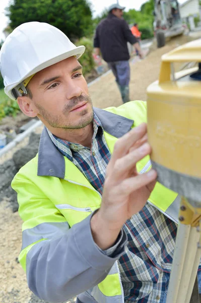 Zwei Vermessungsingenieure im Einsatz — Stockfoto