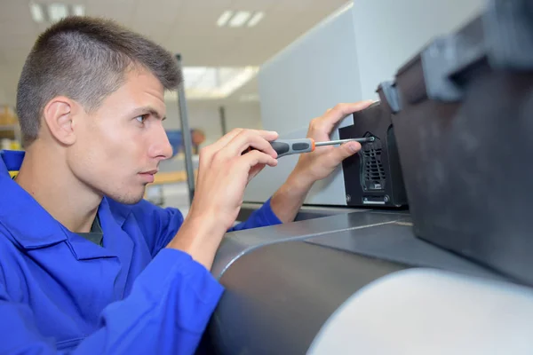 Fijación de la reparación de una máquina — Foto de Stock