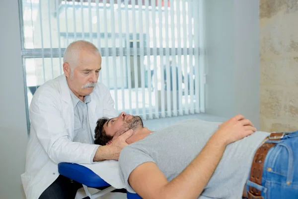 Sénior fazendo uma fisioterapia de reabilitação — Fotografia de Stock