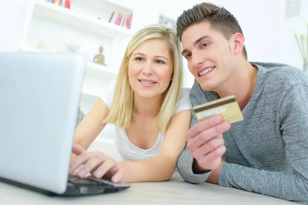 Retrato de casal feliz compras online — Fotografia de Stock