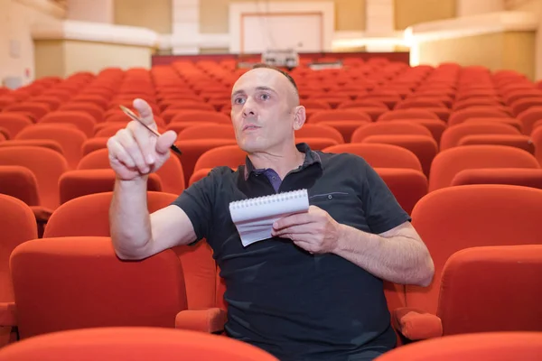 Homem de pé em um teatro — Fotografia de Stock