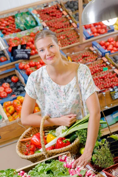 Lady gazdaság kosár gyümölcs & zöldséget, retek kiválasztása — Stock Fotó