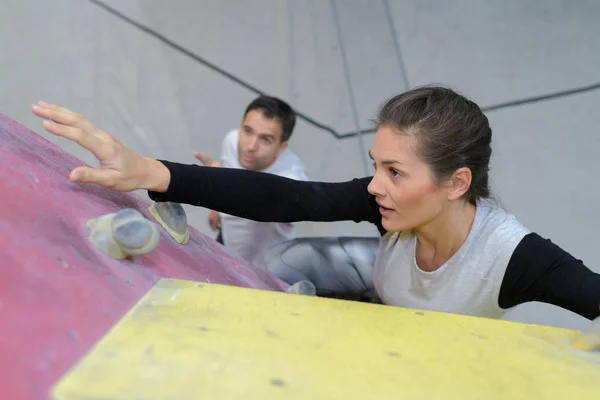 Fit mulher rock escalada dentro de casa no ginásio — Fotografia de Stock