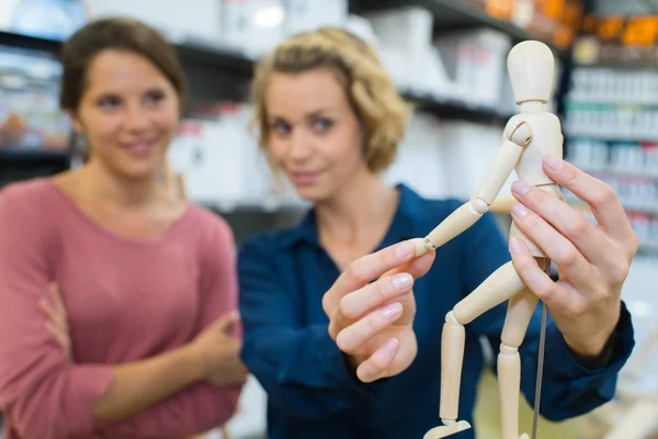 Två vänner att köpa en dummy man för ritning — Stockfoto