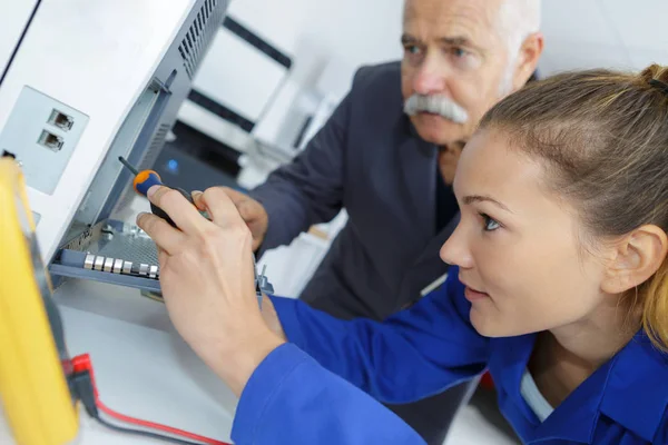 Mulher aprendiz de reparação de computadores monitorado pelo professor — Fotografia de Stock