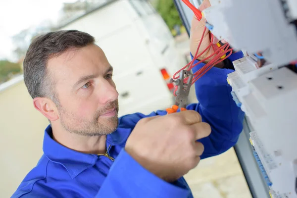 Snijden van de draad en werk — Stockfoto