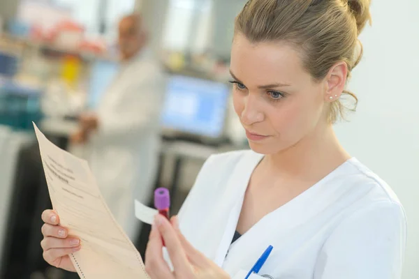 Médico segurando amostra de sangue — Fotografia de Stock