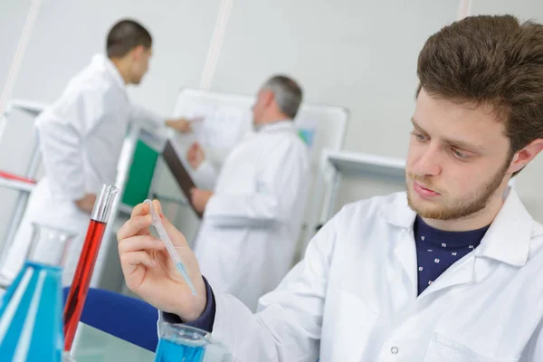 Estudiante de química masculina realizando un experimento —  Fotos de Stock