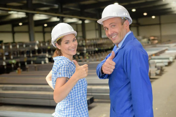 Teamwork in the factory — Stock Photo, Image