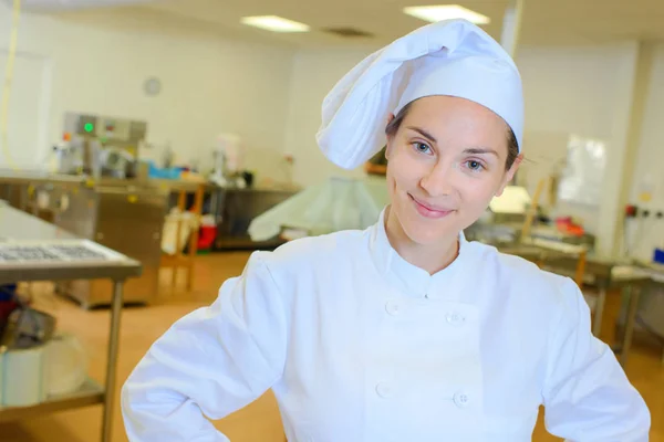 Portret van lachende vrouwelijke chef-kok — Stockfoto