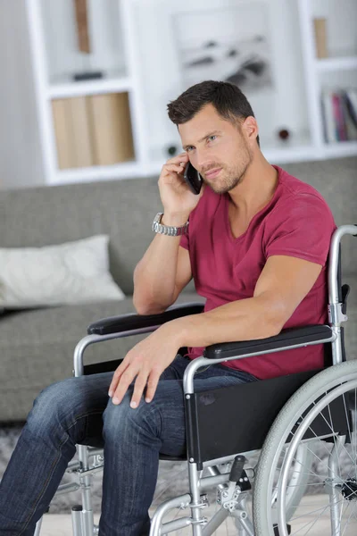 Creatieve zakenman in rolstoel op de telefoon op kantoor — Stockfoto