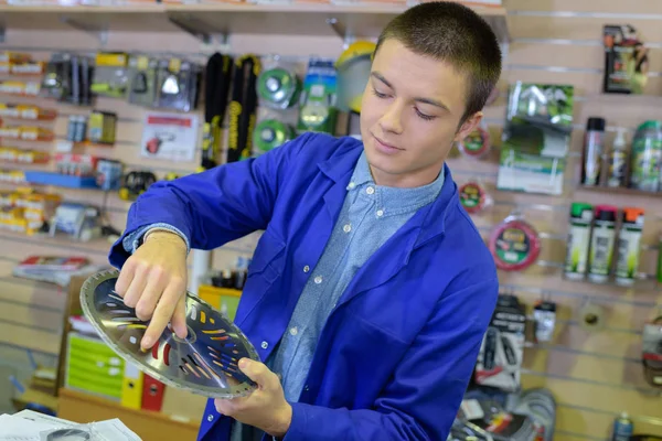 Shopkeeper mostrando producto y tendero — Foto de Stock