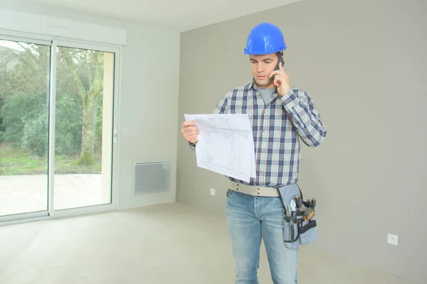 Retrato do construtor realizando melhorias em casa — Fotografia de Stock