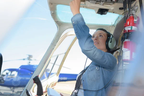 Mujer joven piloto de helicóptero — Foto de Stock