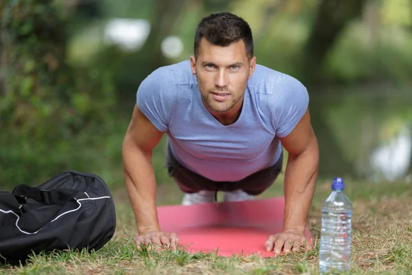 Homme en forme travaillant dans le parc — Photo