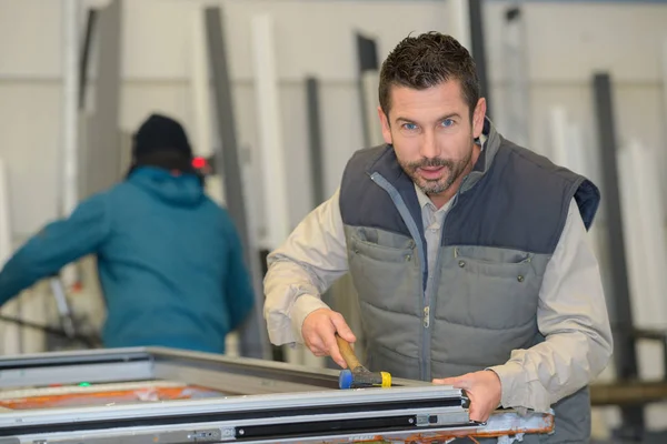 Trabalhador em verificação uniforme de qualidade na fábrica de produção — Fotografia de Stock